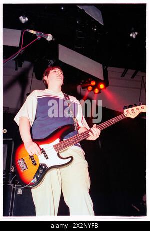 MANIC STREET PREACHERS, POST-RICHEY COMEBACK-AUFTRITT, 1996: Nicky Wire von der walisischen Band Manic Street Preachers, die am 19. März 1996 als Support für Oasis in der Cardiff International Arena in Wales, Großbritannien spielte. Foto: Rob Watkins. INFO: Dieses Konzert war die walisische Band Manic Street Preachers, die nach dem Verschwinden ihres Texters Richey Edwards wieder auf Tournee ging. Auf dieser Tour präsentierten sie Songs wie „Design for Life“ aus ihrem legendären Album „Everything Must Go“. Stockfoto