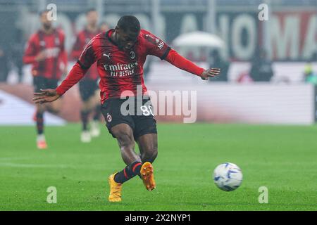 Mailand, Italien. April 2024. Yunus Musah vom AC Mailand im Rahmen des Fußballspiels der Serie A 2023/24 zwischen dem AC Mailand und dem FC Internazionale im San Siro Stadion in Mailand, Italien am 22. April, 2024 - Foto FCI/Fabrizio Carabelliseen in Aktion während des Fußballspiels der Serie A 2023/24 zwischen dem AC Milan und dem FC Internazionale im San Siro Stadion. Endergebnis; Mailand 1:2 Inter. (Foto: Fabrizio Carabelli/SOPA Images/SIPA USA) Credit: SIPA USA/Alamy Live News Stockfoto