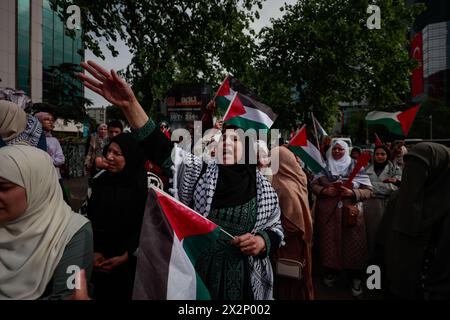 Istanbul, Istanbul, Türkei. April 2024. Türkische und arabische Kinder protestieren vor der israelischen Botschaft in Istanbul und fordern ein Ende des Krieges und die Tötung von Kindern in Gaza anlässlich des Kindertages in der Türkei. Der 23. April wird in der Türkei als nationaler Souveränitäts- und Kindertag gefeiert, der die Bedeutung der Kinder und ihrer Rechte in der Türkei unterstreicht. (Credit Image: © Shady Alassar/ZUMA Press Wire) NUR REDAKTIONELLE VERWENDUNG! Nicht für kommerzielle ZWECKE! Stockfoto