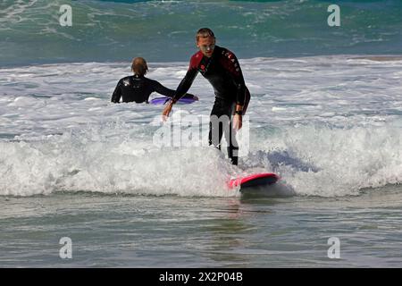 Man surft auf El Cotillo, Fuerteventura, Kanarischen Inseln, Spanien, Europa. Aufgenommen Im Februar 2024 Stockfoto
