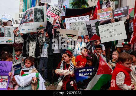 Istanbul, Istanbul, Türkei. April 2024. Türkische und arabische Kinder protestieren vor der israelischen Botschaft in Istanbul und fordern ein Ende des Krieges und die Tötung von Kindern in Gaza anlässlich des Kindertages in der Türkei. Der 23. April wird in der Türkei als nationaler Souveränitäts- und Kindertag gefeiert, der die Bedeutung der Kinder und ihrer Rechte in der Türkei unterstreicht. (Credit Image: © Shady Alassar/ZUMA Press Wire) NUR REDAKTIONELLE VERWENDUNG! Nicht für kommerzielle ZWECKE! Stockfoto