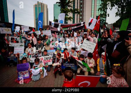 Istanbul, Istanbul, Türkei. April 2024. Türkische und arabische Kinder protestieren vor der israelischen Botschaft in Istanbul und fordern ein Ende des Krieges und die Tötung von Kindern in Gaza anlässlich des Kindertages in der Türkei. Der 23. April wird in der Türkei als nationaler Souveränitäts- und Kindertag gefeiert, der die Bedeutung der Kinder und ihrer Rechte in der Türkei unterstreicht. (Credit Image: © Shady Alassar/ZUMA Press Wire) NUR REDAKTIONELLE VERWENDUNG! Nicht für kommerzielle ZWECKE! Stockfoto