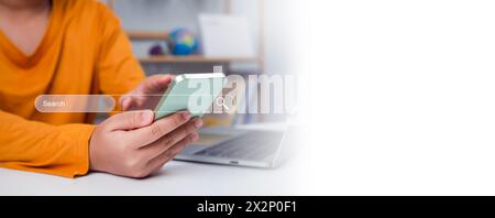 Das Konzept der Suche nach Informationen aus dem Telefonnetz. Mit dem Telefon auf dem Deckel der Hand der Person platziert. Stockfoto