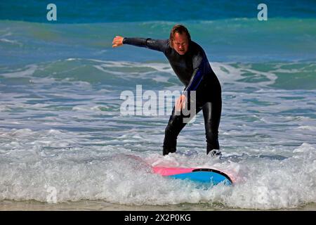 Man surft auf El Cotillo, Fuerteventura, Kanarischen Inseln, Spanien, Europa. Aufgenommen Im Februar 2024 Stockfoto