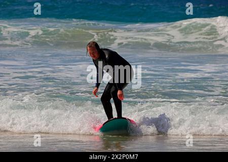 Man surft auf El Cotillo, Fuerteventura, Kanarischen Inseln, Spanien, Europa. Aufgenommen Im Februar 2024 Stockfoto
