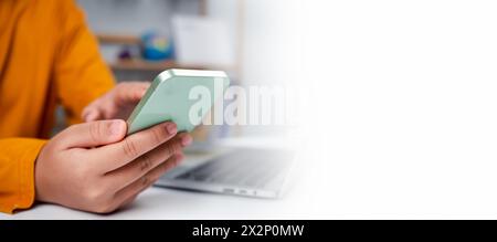 Website, kontaktieren Sie uns oder E-Mail-Marketingkonzept, Kundendienst-Hotline, kontaktieren Sie uns. Geschäftsfrau, die am Computer sitzt und arbeitet. E-Mail, Telefon Stockfoto