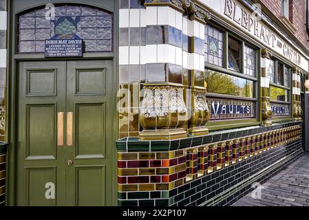 1900er-Jahre-Pub, UK. Black Country Museum. Verzierte und farbenfrohe Fliesen an der Außenwand der Elephant and Castle Pub Mauer. England Stockfoto