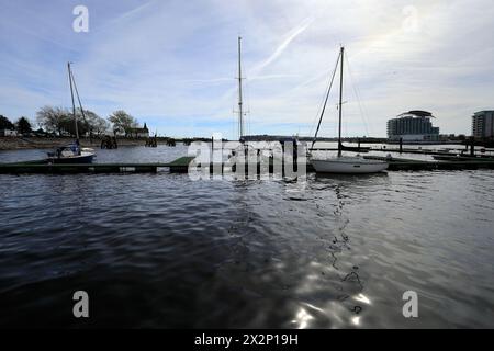 Yachten liegen in Cardiff Bay, Südwales. Aufgenommen 2024 Stockfoto