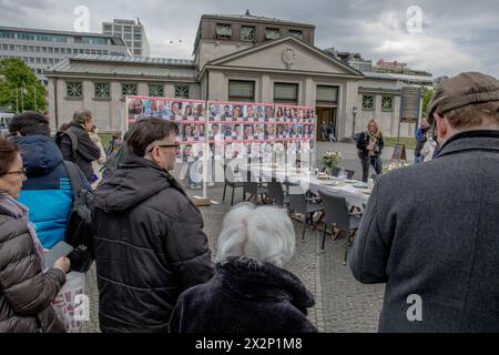 Berlin, Deutschland. April 2024. Am 23. April 2024 markierte eine Versammlung auf dem Wittenbergplatz einen ergreifenden Akt des Gedenkens und der Solidarität für die Geiseln, die die Hamas nach dem Angriff auf Israel am 7. Oktober 2023 noch immer festgehalten hat. Auf dem Tisch in Berlin standen symbolische Pessach-Gegenstände, darunter der Seder-Teller und Weintassen, die unberührt blieben. Jeder Stuhl repräsentierte eine der Geiseln und spiegelte die leeren Räume im Leben ihrer Familien wider. (Foto: Michael Kuenne/PRESSCOV/SIPA USA) Credit: SIPA USA/Alamy Live News Stockfoto