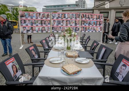 Berlin, Deutschland. April 2024. Am 23. April 2024 markierte eine Versammlung auf dem Wittenbergplatz einen ergreifenden Akt des Gedenkens und der Solidarität für die Geiseln, die die Hamas nach dem Angriff auf Israel am 7. Oktober 2023 noch immer festgehalten hat. Auf dem Tisch in Berlin standen symbolische Pessach-Gegenstände, darunter der Seder-Teller und Weintassen, die unberührt blieben. Jeder Stuhl repräsentierte eine der Geiseln und spiegelte die leeren Räume im Leben ihrer Familien wider. (Kreditbild: © Michael Kuenne/PRESSCOV via ZUMA Press Wire) NUR REDAKTIONELLE VERWENDUNG! Nicht für kommerzielle ZWECKE! Stockfoto