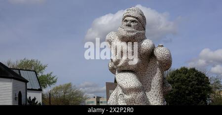 Captain Scott Expedition zu den antarktischen Gedenkwerken in Cardiff Bay, die das Eis vor blauem Himmel darstellen. Jonathan Williams. April 2024 Stockfoto