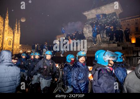 Fans des FC Internazionale feiern am 22. April 2024 den Meisterschaftssieg – den Scudetto – auf der Piazza Duomo in Mailand. Der Sieg erfolgte nach dem Derby gegen den AC Milan, der vom FC Internazionale 2-1 gewonnen wurde Stockfoto