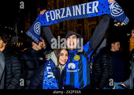 Mailand, Italien. April 2024. Fans des FC Internazionale feiern am 22. April 2024 den Meisterschaftssieg – den Scudetto – auf der Piazza Duomo in Mailand. Der Sieg erfolgte nach dem Derby gegen den AC Milan, der vom FC Internazionale 2-1 gewonnen wurde (Foto: Mairo Cinquetti/SIPA USA) Credit: SIPA USA/Alamy Live News Stockfoto