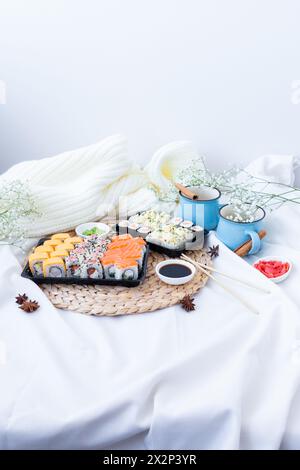 Sushi-Lieferung. Satz Rollen in einer Einwegverpackung auf schwarzem Hintergrund. Draufsicht Stockfoto