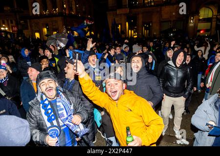 Mailand, Italien. April 2024. Fans des FC Internazionale feiern am 22. April 2024 den Meisterschaftssieg – den Scudetto – auf der Piazza Duomo in Mailand. Der Sieg erfolgte nach dem Derby gegen den AC Milan, der vom FC Internazionale 2-1 gewonnen wurde (Foto: Mairo Cinquetti/SIPA USA) Credit: SIPA USA/Alamy Live News Stockfoto