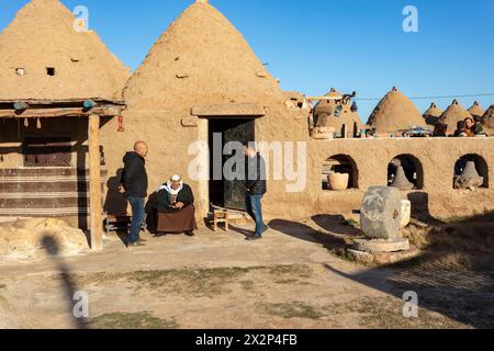 Männer neben Bienenstockhäusern der obermesopotamischen Stadt Harran, Sanliurfa, Türkei Stockfoto