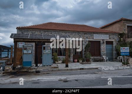 Alte Tankstelle in Monemvasia an einem stürmischen Frühlingnachmittag in Griechenland Stockfoto