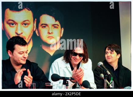 MANIC STREET PREACHERS, PRESSEKONFERENZ, 1999: James Dean Bradfield, Nicky Wire und Sean Moore von der walisischen Band Manic Street Preachers bei einer Pressekonferenz im Millennium Stadium, Cardiff Wales, Vereinigtes Königreich am 1. November 1999. Die Band förderte ihren Millenniums-Night-Auftritt vor mehr als 57.000 Fans an Silvester 1999–2000 im Millennium Stadium in Cardiff, unter dem Titel „Leaving the 20th Century“. Foto: Rob Watkins. INFO: Manic Street Preachers, eine walisische Rockband, die 1986 gegründet wurde, entstand als Ikonen der britischen Musikszene der 90er Jahre. Bekannt für ihre politisch aufgeladenen Texte und anthemischen Melodien Stockfoto