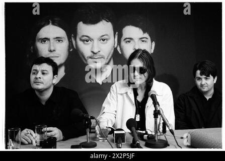 MANIC STREET PREACHERS, PRESSEKONFERENZ, 1999: James Dean Bradfield, Nicky Wire und Sean Moore von der walisischen Band Manic Street Preachers bei einer Pressekonferenz im Millennium Stadium, Cardiff Wales, Vereinigtes Königreich am 1. November 1999. Die Band förderte ihren Millenniums-Night-Auftritt vor mehr als 57.000 Fans an Silvester 1999–2000 im Millennium Stadium in Cardiff, unter dem Titel „Leaving the 20th Century“. Foto: Rob Watkins. INFO: Manic Street Preachers, eine walisische Rockband, die 1986 gegründet wurde, entstand als Ikonen der britischen Musikszene der 90er Jahre. Bekannt für ihre politisch aufgeladenen Texte und anthemischen Melodien Stockfoto