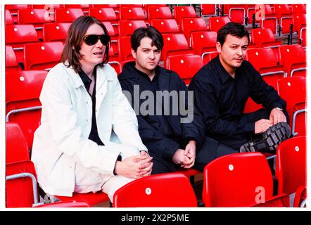 MANIC STREET PREACHERS, PRESSEKONFERENZ, 1999: James Dean Bradfield, Nicky Wire und Sean Moore von der walisischen Band Manic Street Preachers bei einer Pressekonferenz im Millennium Stadium, Cardiff Wales, Vereinigtes Königreich am 1. November 1999. Die Band förderte ihren Millenniums-Night-Auftritt vor mehr als 57.000 Fans an Silvester 1999–2000 im Millennium Stadium in Cardiff, unter dem Titel „Leaving the 20th Century“. Foto: Rob Watkins. INFO: Manic Street Preachers, eine walisische Rockband, die 1986 gegründet wurde, entstand als Ikonen der britischen Musikszene der 90er Jahre. Bekannt für ihre politisch aufgeladenen Texte und anthemischen Melodien Stockfoto