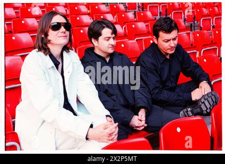 MANIC STREET PREACHERS, PRESSEKONFERENZ, 1999: James Dean Bradfield, Nicky Wire und Sean Moore von der walisischen Band Manic Street Preachers bei einer Pressekonferenz im Millennium Stadium, Cardiff Wales, Vereinigtes Königreich am 1. November 1999. Die Band förderte ihren Millenniums-Night-Auftritt vor mehr als 57.000 Fans an Silvester 1999–2000 im Millennium Stadium in Cardiff, unter dem Titel „Leaving the 20th Century“. Foto: Rob Watkins. INFO: Manic Street Preachers, eine walisische Rockband, die 1986 gegründet wurde, entstand als Ikonen der britischen Musikszene der 90er Jahre. Bekannt für ihre politisch aufgeladenen Texte und anthemischen Melodien Stockfoto