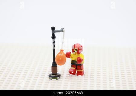 Ein Boxer schlägt eine Tasche zum Training Stockfoto