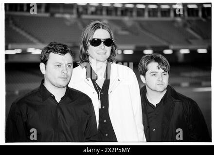 MANIC STREET PREACHERS, PRESSEKONFERENZ, 1999: James Dean Bradfield, Nicky Wire und Sean Moore von der walisischen Band Manic Street Preachers bei einer Pressekonferenz im Millennium Stadium, Cardiff Wales, Vereinigtes Königreich am 1. November 1999. Die Band förderte ihren Millenniums-Night-Auftritt vor mehr als 57.000 Fans an Silvester 1999–2000 im Millennium Stadium in Cardiff, unter dem Titel „Leaving the 20th Century“. Foto: Rob Watkins. INFO: Manic Street Preachers, eine walisische Rockband, die 1986 gegründet wurde, entstand als Ikonen der britischen Musikszene der 90er Jahre. Bekannt für ihre politisch aufgeladenen Texte und anthemischen Melodien Stockfoto