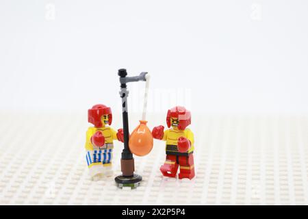 Ein Boxer schlägt eine Tasche zum Training Stockfoto