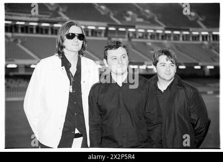 MANIC STREET PREACHERS, PRESSEKONFERENZ, 1999: James Dean Bradfield, Nicky Wire und Sean Moore von der walisischen Band Manic Street Preachers bei einer Pressekonferenz im Millennium Stadium, Cardiff Wales, Vereinigtes Königreich am 1. November 1999. Die Band förderte ihren Millenniums-Night-Auftritt vor mehr als 57.000 Fans an Silvester 1999–2000 im Millennium Stadium in Cardiff, unter dem Titel „Leaving the 20th Century“. Foto: Rob Watkins. INFO: Manic Street Preachers, eine walisische Rockband, die 1986 gegründet wurde, entstand als Ikonen der britischen Musikszene der 90er Jahre. Bekannt für ihre politisch aufgeladenen Texte und anthemischen Melodien Stockfoto