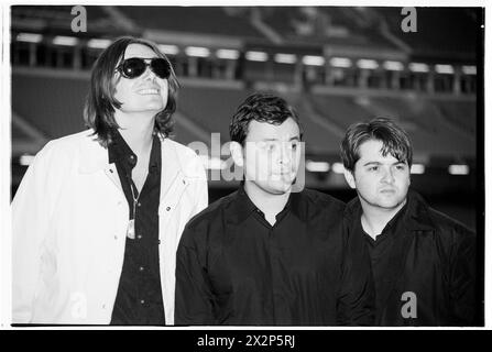 MANIC STREET PREACHERS, PRESSEKONFERENZ, 1999: James Dean Bradfield, Nicky Wire und Sean Moore von der walisischen Band Manic Street Preachers bei einer Pressekonferenz im Millennium Stadium, Cardiff Wales, Vereinigtes Königreich am 1. November 1999. Die Band förderte ihren Millenniums-Night-Auftritt vor mehr als 57.000 Fans an Silvester 1999–2000 im Millennium Stadium in Cardiff, unter dem Titel „Leaving the 20th Century“. Foto: Rob Watkins. INFO: Manic Street Preachers, eine walisische Rockband, die 1986 gegründet wurde, entstand als Ikonen der britischen Musikszene der 90er Jahre. Bekannt für ihre politisch aufgeladenen Texte und anthemischen Melodien Stockfoto