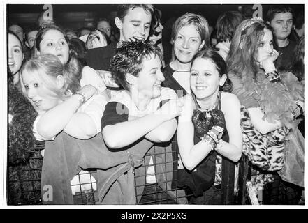 MANIC STREET PREACHERS, ALBUM PREACHERS, FANS, 2001: The Front of the Crowd für die walisische Band Manic Street Preachers, die am 3. März 2001 im BBC Radio 1 Live, Coal Exchange, Cardiff, Großbritannien, spielte. Die Band führte neue Songs von ihrem sechsten Album „Know Your Enemy“ auf. Foto: Rob Watkins. INFO: Manic Street Preachers, eine walisische Rockband, die 1986 gegründet wurde, entstand als Ikonen der britischen Musikszene der 90er Jahre. Bekannt für ihre politisch aufgeladenen Texte und anthemischen Melodien, festigten Hits wie „A Design for Life“ ihren Status als legendäre Figuren im alternativen Rock. Stockfoto