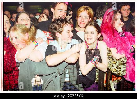 MANIC STREET PREACHERS, ALBUM PREACHERS, FANS, 2001: The Front of the Crowd für die walisische Band Manic Street Preachers, die am 3. März 2001 im BBC Radio 1 Live, Coal Exchange, Cardiff, Großbritannien, spielte. Die Band führte neue Songs von ihrem sechsten Album „Know Your Enemy“ auf. Foto: Rob Watkins. INFO: Manic Street Preachers, eine walisische Rockband, die 1986 gegründet wurde, entstand als Ikonen der britischen Musikszene der 90er Jahre. Bekannt für ihre politisch aufgeladenen Texte und anthemischen Melodien, festigten Hits wie „A Design for Life“ ihren Status als legendäre Figuren im alternativen Rock. Stockfoto