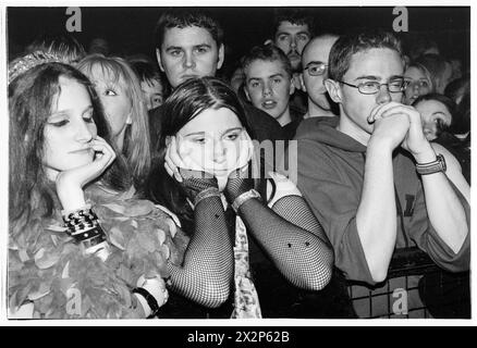 MANIC STREET PREACHERS, ALBUM PREACHERS, FANS, 2001: The Front of the Crowd für die walisische Band Manic Street Preachers, die am 3. März 2001 im BBC Radio 1 Live, Coal Exchange, Cardiff, Großbritannien, spielte. Die Band führte neue Songs von ihrem sechsten Album „Know Your Enemy“ auf. Foto: Rob Watkins. INFO: Manic Street Preachers, eine walisische Rockband, die 1986 gegründet wurde, entstand als Ikonen der britischen Musikszene der 90er Jahre. Bekannt für ihre politisch aufgeladenen Texte und anthemischen Melodien, festigten Hits wie „A Design for Life“ ihren Status als legendäre Figuren im alternativen Rock. Stockfoto