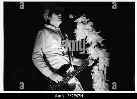 MANIC STREET PREACHERS, ALBUM PREACHERS, 2001: Nicky Wire von der walisischen Band Manic Street Preachers, die am 8. März 2001 bei BBC Radio 1 Live, Coal Exchange, Cardiff, Großbritannien, spielte. Die Band führte neue Songs von ihrem sechsten Album „Know Your Enemy“ auf. Foto: Rob Watkins. INFO: Manic Street Preachers, eine walisische Rockband, die 1986 gegründet wurde, entstand als Ikonen der britischen Musikszene der 90er Jahre. Bekannt für ihre politisch aufgeladenen Texte und anthemischen Melodien, festigten Hits wie „A Design for Life“ ihren Status als legendäre Figuren im alternativen Rock. Stockfoto