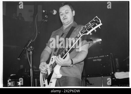 MANIC STREET PREACHERS, ALBUM PREACHERS, 2001: James Dean Bradfield von der walisischen Band Manic Street Preachers, die am 8. März 2001 bei BBC Radio 1 Live, Coal Exchange, Cardiff, Großbritannien spielte. Die Band führte neue Songs von ihrem sechsten Album „Know Your Enemy“ auf. Foto: Rob Watkins. INFO: Manic Street Preachers, eine walisische Rockband, die 1986 gegründet wurde, entstand als Ikonen der britischen Musikszene der 90er Jahre. Bekannt für ihre politisch aufgeladenen Texte und anthemischen Melodien, festigten Hits wie „A Design for Life“ ihren Status als legendäre Figuren im alternativen Rock. Stockfoto