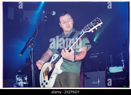 MANIC STREET PREACHERS, ALBUM PREACHERS, 2001: James Dean Bradfield von der walisischen Band Manic Street Preachers, die am 8. März 2001 bei BBC Radio 1 Live, Coal Exchange, Cardiff, Großbritannien spielte. Die Band führte neue Songs von ihrem sechsten Album „Know Your Enemy“ auf. Foto: Rob Watkins. INFO: Manic Street Preachers, eine walisische Rockband, die 1986 gegründet wurde, entstand als Ikonen der britischen Musikszene der 90er Jahre. Bekannt für ihre politisch aufgeladenen Texte und anthemischen Melodien, festigten Hits wie „A Design for Life“ ihren Status als legendäre Figuren im alternativen Rock. Stockfoto