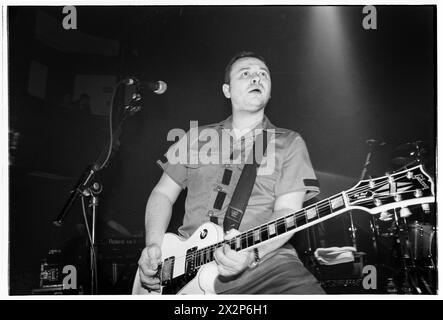 MANIC STREET PREACHERS, ALBUM PREACHERS, 2001: James Dean Bradfield von der walisischen Band Manic Street Preachers, die am 8. März 2001 bei BBC Radio 1 Live, Coal Exchange, Cardiff, Großbritannien spielte. Die Band führte neue Songs von ihrem sechsten Album „Know Your Enemy“ auf. Foto: Rob Watkins. INFO: Manic Street Preachers, eine walisische Rockband, die 1986 gegründet wurde, entstand als Ikonen der britischen Musikszene der 90er Jahre. Bekannt für ihre politisch aufgeladenen Texte und anthemischen Melodien, festigten Hits wie „A Design for Life“ ihren Status als legendäre Figuren im alternativen Rock. Stockfoto