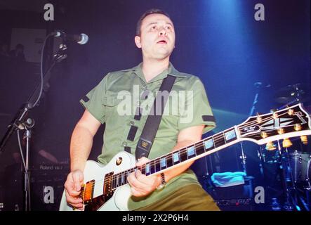 MANIC STREET PREACHERS, ALBUM PREACHERS, 2001: James Dean Bradfield von der walisischen Band Manic Street Preachers, die am 8. März 2001 bei BBC Radio 1 Live, Coal Exchange, Cardiff, Großbritannien spielte. Die Band führte neue Songs von ihrem sechsten Album „Know Your Enemy“ auf. Foto: Rob Watkins. INFO: Manic Street Preachers, eine walisische Rockband, die 1986 gegründet wurde, entstand als Ikonen der britischen Musikszene der 90er Jahre. Bekannt für ihre politisch aufgeladenen Texte und anthemischen Melodien, festigten Hits wie „A Design for Life“ ihren Status als legendäre Figuren im alternativen Rock. Stockfoto