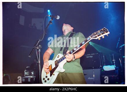 MANIC STREET PREACHERS, ALBUM PREACHERS, 2001: James Dean Bradfield von der walisischen Band Manic Street Preachers, die am 8. März 2001 bei BBC Radio 1 Live, Coal Exchange, Cardiff, Großbritannien spielte. Die Band führte neue Songs von ihrem sechsten Album „Know Your Enemy“ auf. Foto: Rob Watkins. INFO: Manic Street Preachers, eine walisische Rockband, die 1986 gegründet wurde, entstand als Ikonen der britischen Musikszene der 90er Jahre. Bekannt für ihre politisch aufgeladenen Texte und anthemischen Melodien, festigten Hits wie „A Design for Life“ ihren Status als legendäre Figuren im alternativen Rock. Stockfoto