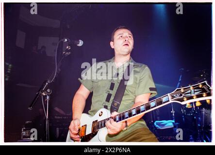 MANIC STREET PREACHERS, ALBUM PREACHERS, 2001: James Dean Bradfield von der walisischen Band Manic Street Preachers, die am 8. März 2001 bei BBC Radio 1 Live, Coal Exchange, Cardiff, Großbritannien spielte. Die Band führte neue Songs von ihrem sechsten Album „Know Your Enemy“ auf. Foto: Rob Watkins. INFO: Manic Street Preachers, eine walisische Rockband, die 1986 gegründet wurde, entstand als Ikonen der britischen Musikszene der 90er Jahre. Bekannt für ihre politisch aufgeladenen Texte und anthemischen Melodien, festigten Hits wie „A Design for Life“ ihren Status als legendäre Figuren im alternativen Rock. Stockfoto