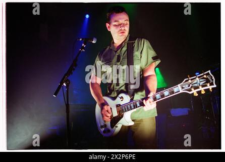 MANIC STREET PREACHERS, ALBUM PREACHERS, 2001: James Dean Bradfield von der walisischen Band Manic Street Preachers, die am 8. März 2001 bei BBC Radio 1 Live, Coal Exchange, Cardiff, Großbritannien spielte. Die Band führte neue Songs von ihrem sechsten Album „Know Your Enemy“ auf. Foto: Rob Watkins. INFO: Manic Street Preachers, eine walisische Rockband, die 1986 gegründet wurde, entstand als Ikonen der britischen Musikszene der 90er Jahre. Bekannt für ihre politisch aufgeladenen Texte und anthemischen Melodien, festigten Hits wie „A Design for Life“ ihren Status als legendäre Figuren im alternativen Rock. Stockfoto