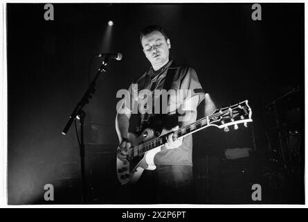 MANIC STREET PREACHERS, ALBUM PREACHERS, 2001: James Dean Bradfield von der walisischen Band Manic Street Preachers, die am 8. März 2001 bei BBC Radio 1 Live, Coal Exchange, Cardiff, Großbritannien spielte. Die Band führte neue Songs von ihrem sechsten Album „Know Your Enemy“ auf. Foto: Rob Watkins. INFO: Manic Street Preachers, eine walisische Rockband, die 1986 gegründet wurde, entstand als Ikonen der britischen Musikszene der 90er Jahre. Bekannt für ihre politisch aufgeladenen Texte und anthemischen Melodien, festigten Hits wie „A Design for Life“ ihren Status als legendäre Figuren im alternativen Rock. Stockfoto