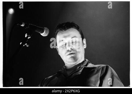 MANIC STREET PREACHERS, ALBUM PREACHERS, 2001: James Dean Bradfield von der walisischen Band Manic Street Preachers, die am 8. März 2001 bei BBC Radio 1 Live, Coal Exchange, Cardiff, Großbritannien spielte. Die Band führte neue Songs von ihrem sechsten Album „Know Your Enemy“ auf. Foto: Rob Watkins. INFO: Manic Street Preachers, eine walisische Rockband, die 1986 gegründet wurde, entstand als Ikonen der britischen Musikszene der 90er Jahre. Bekannt für ihre politisch aufgeladenen Texte und anthemischen Melodien, festigten Hits wie „A Design for Life“ ihren Status als legendäre Figuren im alternativen Rock. Stockfoto