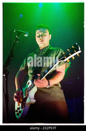 MANIC STREET PREACHERS, ALBUM PREACHERS, 2001: James Dean Bradfield von der walisischen Band Manic Street Preachers, die am 8. März 2001 bei BBC Radio 1 Live, Coal Exchange, Cardiff, Großbritannien spielte. Die Band führte neue Songs von ihrem sechsten Album „Know Your Enemy“ auf. Foto: Rob Watkins. INFO: Manic Street Preachers, eine walisische Rockband, die 1986 gegründet wurde, entstand als Ikonen der britischen Musikszene der 90er Jahre. Bekannt für ihre politisch aufgeladenen Texte und anthemischen Melodien, festigten Hits wie „A Design for Life“ ihren Status als legendäre Figuren im alternativen Rock. Stockfoto