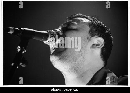 MANIC STREET PREACHERS, ALBUM PREACHERS, 2001: James Dean Bradfield von der walisischen Band Manic Street Preachers, die am 8. März 2001 bei BBC Radio 1 Live, Coal Exchange, Cardiff, Großbritannien spielte. Die Band führte neue Songs von ihrem sechsten Album „Know Your Enemy“ auf. Foto: Rob Watkins. INFO: Manic Street Preachers, eine walisische Rockband, die 1986 gegründet wurde, entstand als Ikonen der britischen Musikszene der 90er Jahre. Bekannt für ihre politisch aufgeladenen Texte und anthemischen Melodien, festigten Hits wie „A Design for Life“ ihren Status als legendäre Figuren im alternativen Rock. Stockfoto