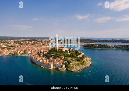 Rovinj, Kroatien: Dramatischer Blick aus der Luft auf die berühmte mittelalterliche Altstadt von Rovinj mit ihrem venezianischen campanile in Istrien an der Adria in Kroatien Stockfoto