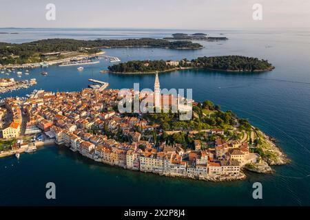 Rovinj, Kroatien: Dramatischer Blick aus der Luft auf die berühmte mittelalterliche Altstadt von Rovinj mit ihrem venezianischen campanile in Istrien an der Adria in Kroatien Stockfoto