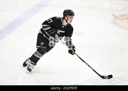 Fargo Force Stürmer Mac Swanson (27) skatet mit dem Puck während eines Clark Cup Playoff-Spiels der USHL in der zweiten Runde zwischen dem Tri-City Storm und der Fargo Force in der Scheels Arena in Fargo, ND am Montag, den 22. April 2024. Fargo gewann 3-1 und führt die Besten der fünf Serien 2-0. Foto von Russell Hons/CSM Stockfoto