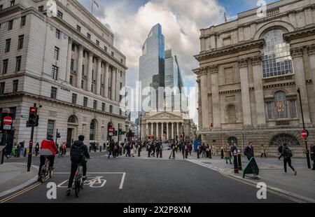 London, Großbritannien: City of London in der Nähe der Bank Station. Blick auf die Royal Exchange mit Wolkenkratzern im Hintergrund und Radfahrern im Vordergrund. Stockfoto