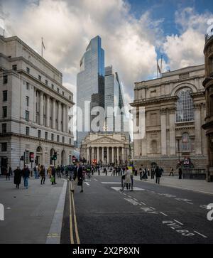 London, Großbritannien: City of London in der Nähe der Bank Station. Blick von der Queen Victoria Street auf die Royal Exchange mit Wolkenkratzern dahinter. Stockfoto